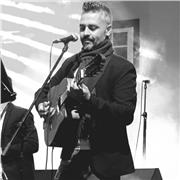 Me defino como un profesor entusiasta y comprometido con la labor.
    Las clases están diseñadas para atender a personas de todos los niveles, ya sea desde el punto de partida, nivel cero, hasta aquellos que se sienten estancados y buscan una orienta